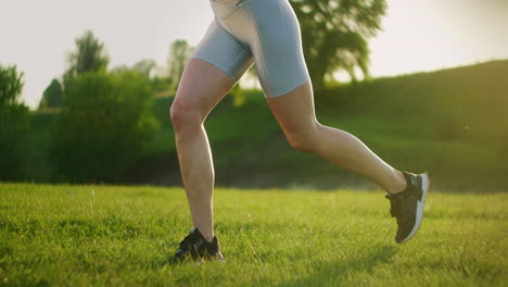 A-woman-performs-squats-on-one-leg-with-a-backward-lunge-and-a-high-hip-lift.-Training-in-the-Park-in-summer-for-legs-and-thighs-at-sunset